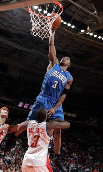 弗朗西斯暴扣华莱士 作为姚明的前队友,弗朗西斯当年可是nba中赫赫有