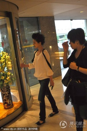 大s现身排场大 与粉丝合影心情好显亲民【图】