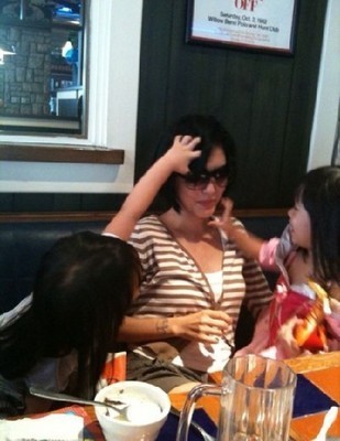 小s晒素颜自拍照 携女游玩享天伦之乐【图】