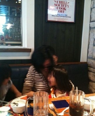 小s晒素颜自拍照 携女游玩享天伦之乐【图】