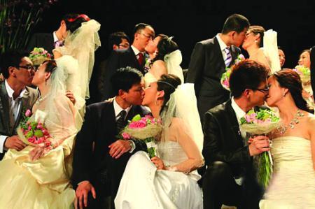 组图:世博上演浪漫婚典 法式长吻诉一生誓言