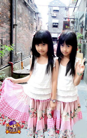 组图:网络人气姐妹花长大成人 代言儿童魔幻