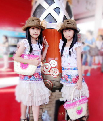 组图:网络人气<em>姐妹</em>花长大成人 代言儿童魔幻