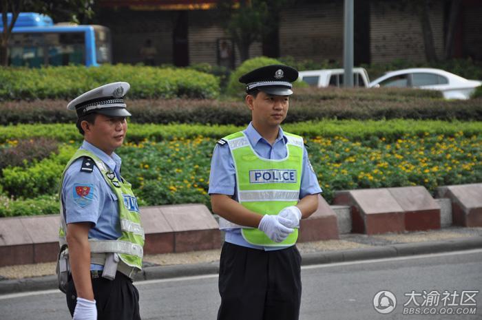 组图:骑摩托常被烫伤大腿 揭秘交巡警的一天_