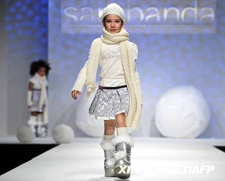 高清图:意大利儿童时装秀 小模特t台展示童装