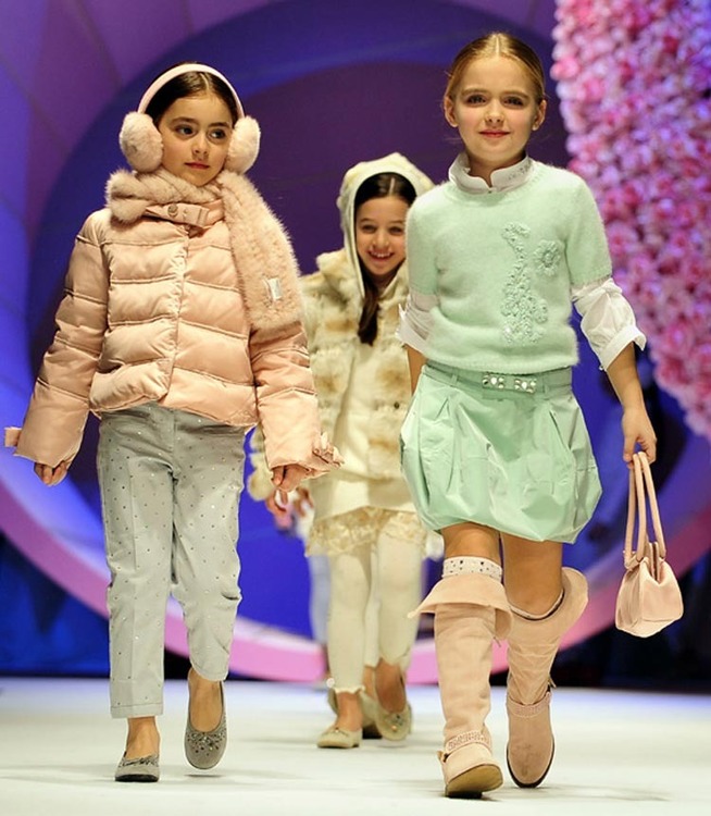 意大利儿童时装秀 小模特t台展示童装