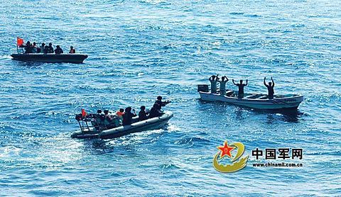 组图:我护航编队在亚丁湾驱离疑似海盗船
