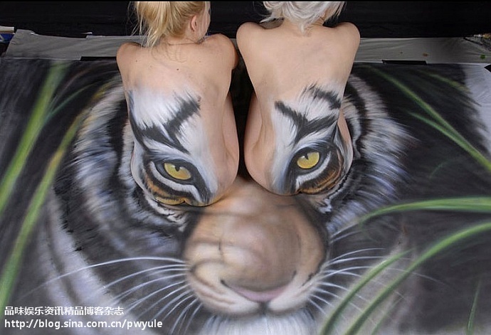 位女人体模特的后背