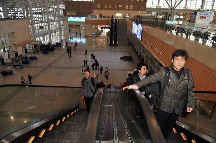 旅客通过电梯进入二楼候车室.文/图 胡斌