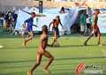 组图：海地儿童享受快乐足球 渐走出地震阴霾