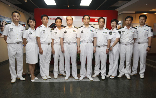 8月27日,海军上海保障基地领导一行在参观3d图片展后合影留念.