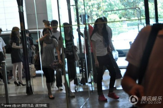 莫文蔚披头散发现身 素颜戴眼镜无人识【图】