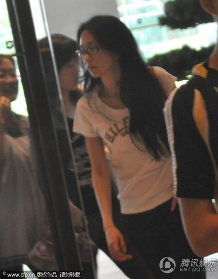 莫文蔚披头散发现身 素颜戴眼镜无人识【图】