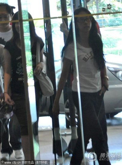 莫文蔚披头散发现身 素颜戴眼镜无人识【图】
