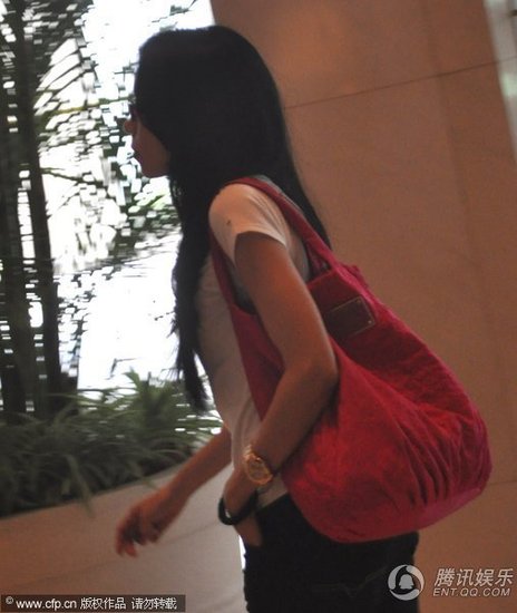 莫文蔚披头散发现身 素颜戴眼镜无人识【图】