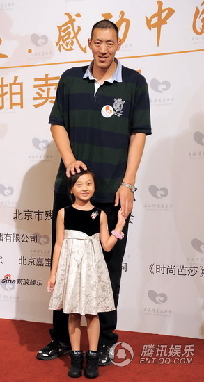 章子怡出席慈善晚宴 现场大秀钻石戒指【图】
