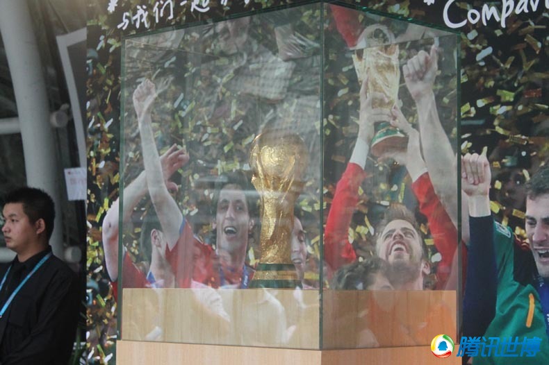 高清:大力神杯闪耀世博 庆西班牙国家馆日