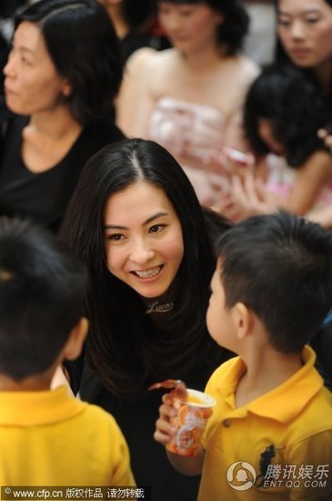 张柏芝将爱子“lucas”随身戴 低调亮相不受访【图】