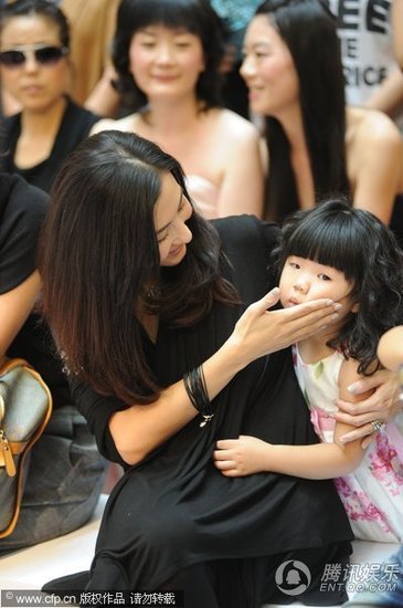 张柏芝将爱子“lucas”随身戴 低调亮相不受访【图】