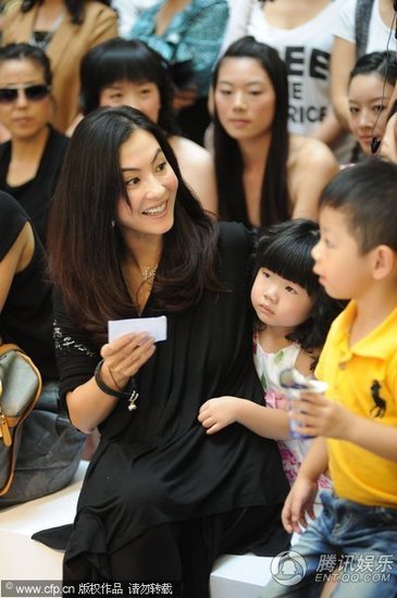 张柏芝将爱子“lucas”随身戴 低调亮相不受访【图】