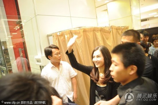 张柏芝将爱子“lucas”随身戴 低调亮相不受访【图】