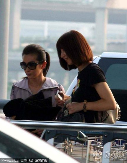 李冰冰高温天穿厚衣代言 极度能忍忙擦汗【图】