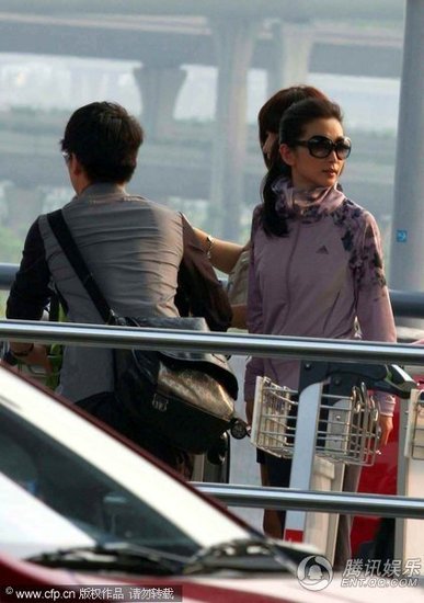 李冰冰高温天穿厚衣代言 极度能忍忙擦汗【图】