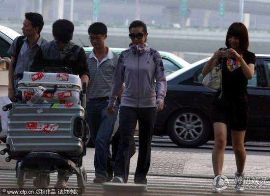 李冰冰高温天穿厚衣代言 极度能忍忙擦汗【图】