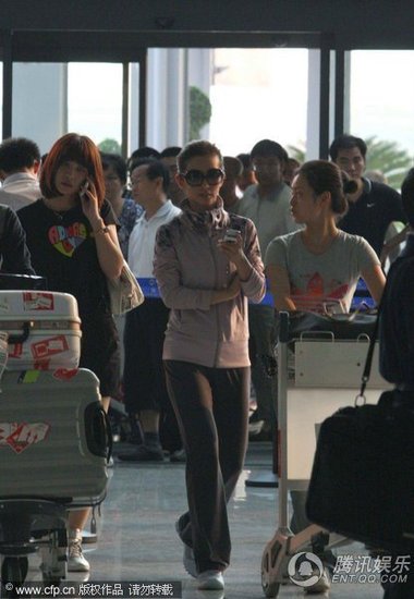 李冰冰高温天穿厚衣代言 极度能忍忙擦汗【图】