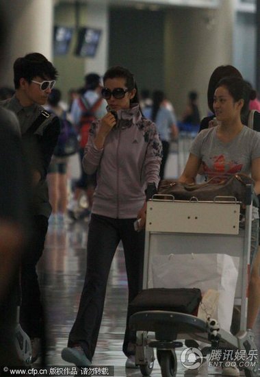 李冰冰高温天穿厚衣代言 极度能忍忙擦汗【图】