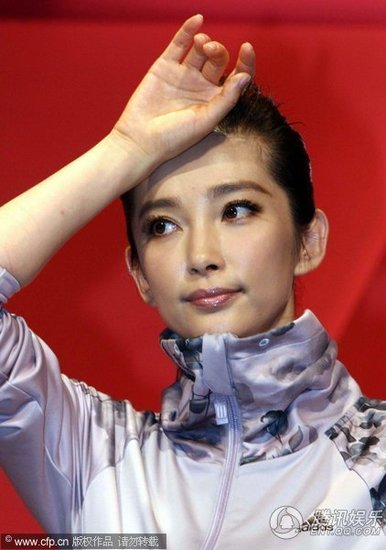 李冰冰高温天穿厚衣代言 极度能忍忙擦汗【图】