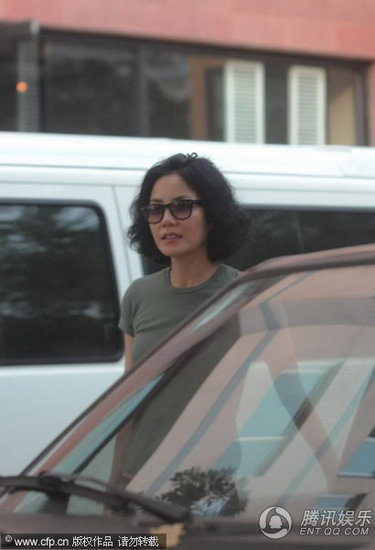 王菲戴眼镜玩低调 休闲打扮与女朋友逛街【图】