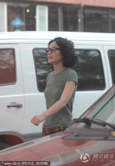 王菲戴眼镜玩低调 休闲打扮与女朋友逛街【图】