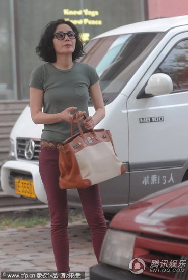 王菲戴眼镜玩低调 休闲打扮与女朋友逛街【图】