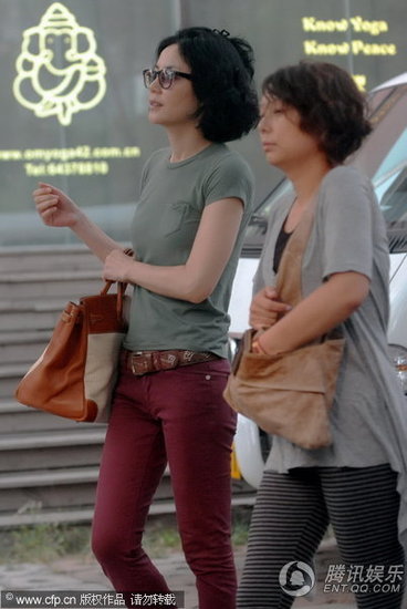 王菲戴眼镜玩低调 休闲打扮与女朋友逛街【图】