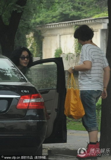 王菲戴眼镜玩低调 休闲打扮与女朋友逛街【图】