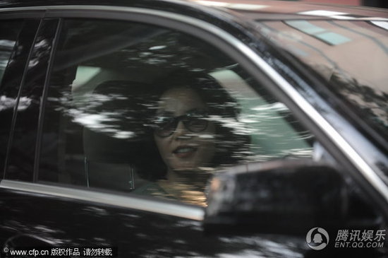 王菲戴眼镜玩低调 休闲打扮与女朋友逛街【图】