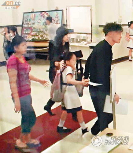 陈奕迅黑脸送康堤上学 开学日各星出动相陪子女【图】