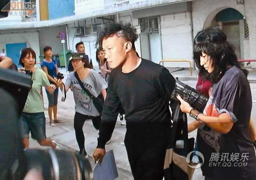 陈奕迅黑脸送康堤上学 开学日各星出动相陪子女【图】