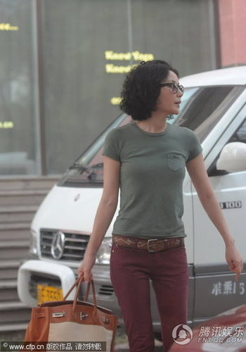 组图:王菲戴眼镜玩低调