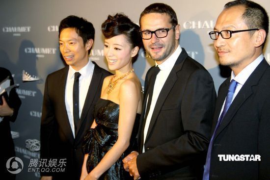 张静初穿低胸装现身 男人堆里摆姿势拍照【图】