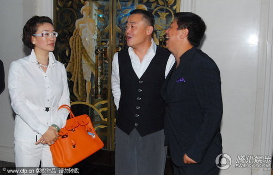 组图:周立波护花做体贴<em>男友</em> 富婆<em>女友</em>挎名牌包