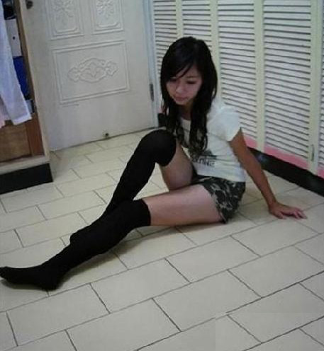 组图:女孩开学发<em>丝袜</em>照纪念假期引网友热议_腾