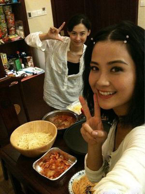 张柏芝探班谢霆锋秀恩爱 亲自下厨犒劳老公【图】