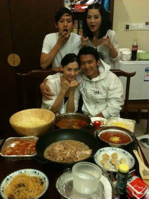 张柏芝探班谢霆锋秀恩爱 亲自下厨犒劳老公【图】