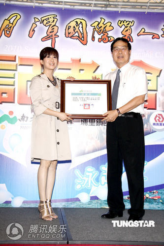 孟庭苇参加日月潭万人泳渡活动 担亲善大使【图】