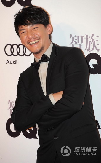 钟欣桐不敢拼露玩性感 董洁潘粤明十指紧扣【图】