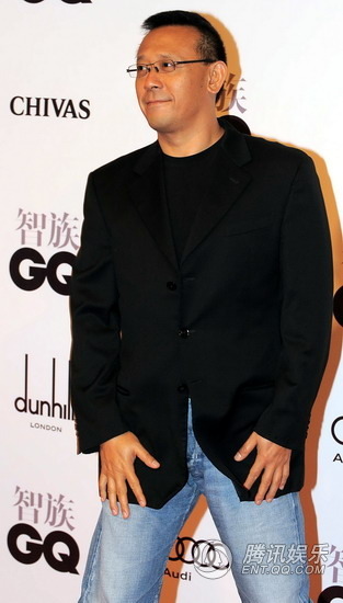 钟欣桐不敢拼露玩性感 董洁潘粤明十指紧扣【图】