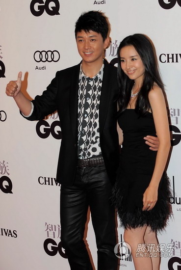 钟欣桐不敢拼露玩性感 董洁潘粤明十指紧扣【图】