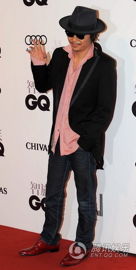 钟欣桐不敢拼露玩性感 董洁潘粤明十指紧扣【图】